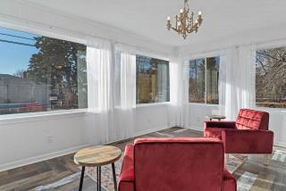 Unique 4 Season Porch 6 Queen Beds HUGE Space - 8