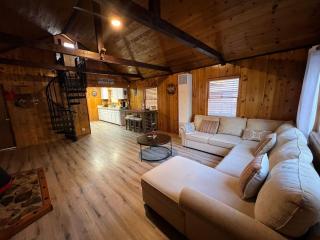 The RobinHood Retreat! A 1 min Walk to SnowPlay! - Big Bear City - 2