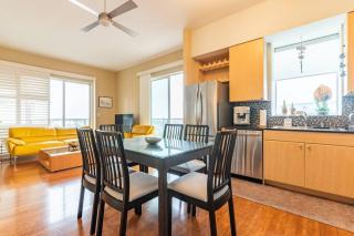 A Corner Unit with OCEAN VIEWS from EVERY ROOM - Long Beach - 4