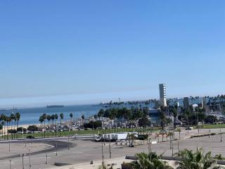 A Corner Unit with OCEAN VIEWS from EVERY ROOM - Long Beach - 3