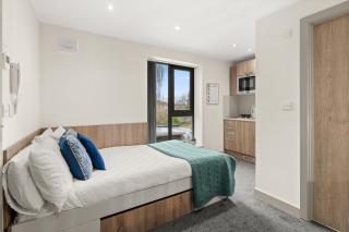 Stylish Studio Apartment with Free Parking in Wolverhampton 5min walk to City Centre - 4