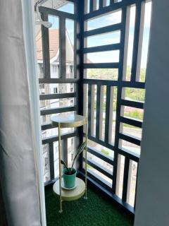 Antara-QueenBed-Balcony-HotShower-WorkStation-WashingMachine-FullKitchen - 4