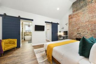 HostWise Stays - The Larryville - Amazing Bathroom, Perfect Location, Custom Build - 9