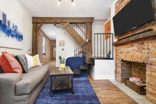 HostWise Stays - The Larryville - Amazing Bathroom, Perfect Location, Custom Build - 7