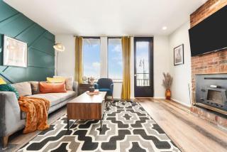 HostWise Stays - Grandview Balcony with Stunning Skyline Views - 4