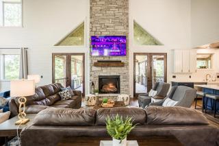 BRAND NEW! "Yes, Please!" Spacious Luxury Getaway 6 Bed 6 and a half Bath - Broken Bow - 1