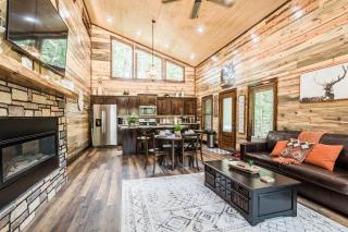 Brand New Calvert's Copper Cabin for Couples, Hot Tub, Free Firewood - Broken Bow - 9