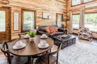 Brand New Calvert's Copper Cabin for Couples, Hot Tub, Free Firewood - Broken Bow - 3