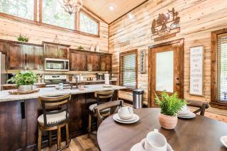 Brand New Calvert's Copper Cabin for Couples, Hot Tub, Free Firewood - Broken Bow - 1