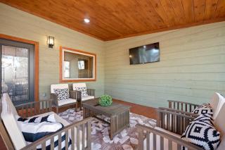 Brand New Sunrise Retreat 2 Bedroom Sleeps 8, 2 Decks, Hot Tub, Firepit - Broken Bow - 4