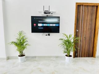 Tirupati Homestay - Shilparamam - Luxury AC apartments by Stayflexi - Fast WiFi, Kitchen, Android TV - Walk to PS4 Pure Veg Restaurant - Easy access to Airport, Railway Station and to all Temples - Tirupati - 4