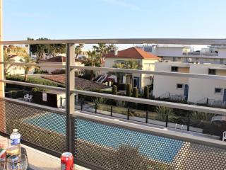 Appartement Climatisé 3P, Piscine, Terrasse Sud, Parking Privé, Proche Plage et Gare - FR-1-252A-70 - 2