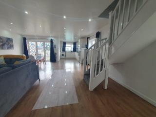 Luxury 5 - Spacious Contractor's Delight with 4 Bedrooms and Ample Driveway Parking - Luton - 6
