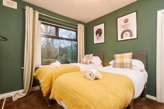 Peaceful Manchester house with garden and parking - 5