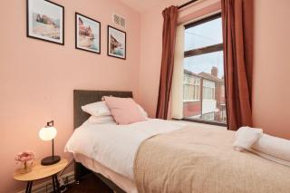 Peaceful Manchester house with garden and parking - 3
