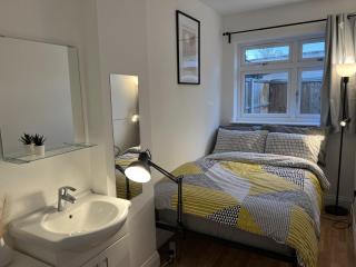 4 Wharncliffe Drive - Hanwell - 2
