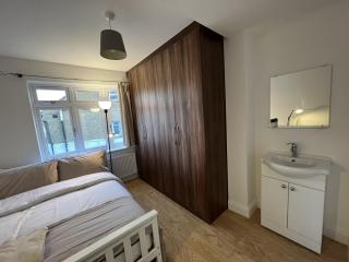 4 Wharncliffe Drive - 1