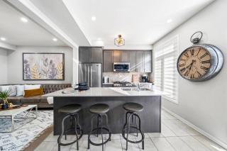 Modern 4 Level home-Game room/Parking/Near Airport - Mississauga - 8