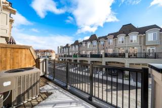Modern 4 Level home-Game room/Parking/Near Airport - Mississauga - 2