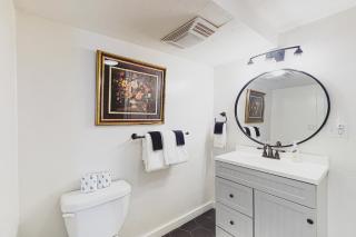 The Pink House on Main - Lower - 3