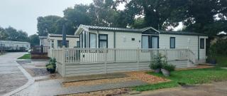 A fashionable caravan in a peaceful seaside town - 4