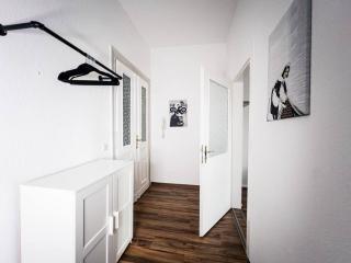 • Central 3 Bedroom Apt. close to the Arena and Stadium *up to 8 people* - 1