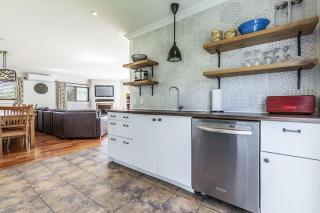 Panoramic-Blue Mountain-Balcony-Sauna-Backyard-King - 2