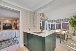 2 Bedroom stylish property set behind the angel hotel with parking and a courtyard garden - Bury Saint Edmunds - 2