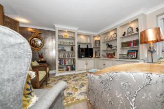 2 Bedroom stylish property set behind the angel hotel with parking and a courtyard garden - Bury Saint Edmunds - 7