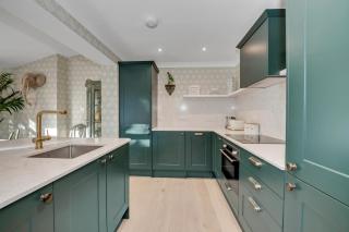 2 Bedroom stylish property set behind the angel hotel with parking and a courtyard garden - Bury Saint Edmunds - 4