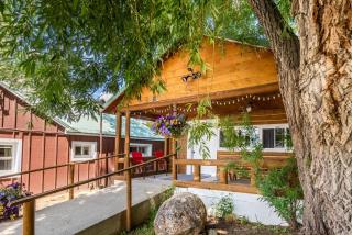 Log Cabin Motel - 3
