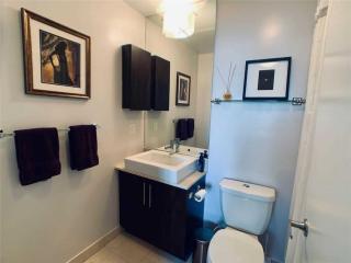 2-Bdrm and 1 Den 3 bed Condo with 2 bath - Prime location- Adjacent to Scotiabank Arena, CN Tower, Union Station, Ripleys - 5