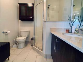 2-Bdrm and 1 Den 3 bed Condo with 2 bath - Prime location- Adjacent to Scotiabank Arena, CN Tower, Union Station, Ripleys - 4
