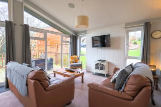 Oak Cabin with Hot-tub & secluded decking - Finlake Resort & Spa - Devon - 7