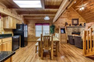 Point Of View - Spacious 2 Bedroom With a Loft Just off Glades Road cabin - Gatlinburg - 1