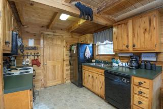ER103 - Knotty Pine Great location - Close to town! cabin - 2