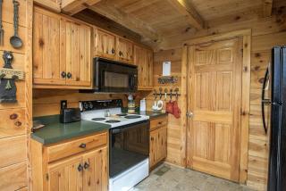 ER103 - Knotty Pine Great location - Close to town! cabin - 1