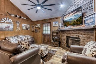 ER26 - Sasquatch Inn - Great Location! Close To Town Resort Pool! cabin - 4