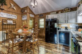 ER26 - Sasquatch Inn - Great Location! Close To Town Resort Pool! cabin - 2