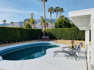 Tranquil Palm Springs Villa, Saltwater Pool, Magical View, Minutes to Downtown, Sleeps 8 - Palm Springs - 0