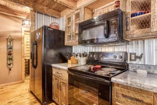 ER45 - Tin Pan Alley - Great location, Just across from swimming pool! cabin - 1