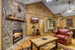 ER38r Grandpa's Getaway - Great location- Close to town cabin - 7