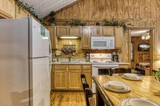ER38r Grandpa's Getaway - Great location- Close to town cabin - 3