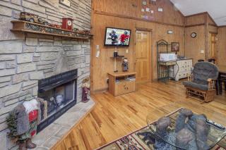 ER31 - Grandma And Granpaws Place - Great Location - Close to Parkway in PF cabin - 8