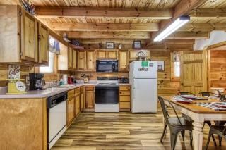 ER83 - Savage Loft - Your Close to the Action Cabin Getaway cabin - 4