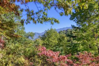 Gatlinburg Views A Unique Cabin Mountain Views Expansive Decks Adjacent To Gatlinburg & Ski Lodge cabin - Gatlinburg - 9
