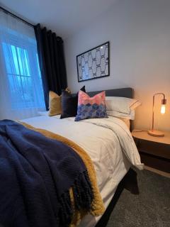 Modern 2 Bedroom Aesthetic Apt - Manchester - 2