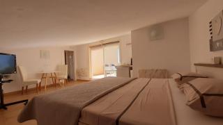 habitación con techo inclinado y vista al mar - 4