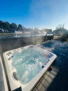 Loki's Retreat Lodge with Hot Tub - York - 3