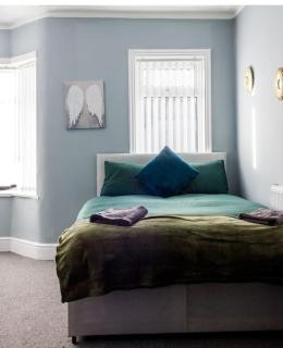 Modern 5 Bed Near LFC Stadium - 5